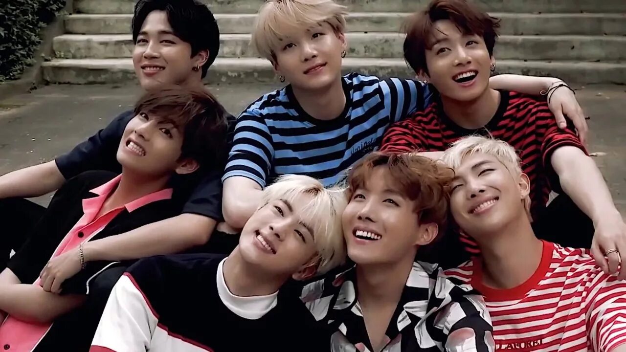 Сан бтс. Bts 7. День чусока с бтс. Бтс смешные фото. Картинка bts логотип.