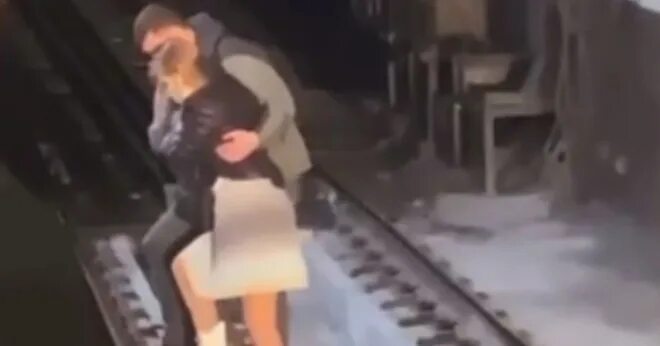 Девушка на рельсах в метро. Девушка упавшая в метро на рельсы. Девушка упавшая в метро на рельсы. Девушка упала на рельсы в метро. Девушка упала на рельсы в метро.