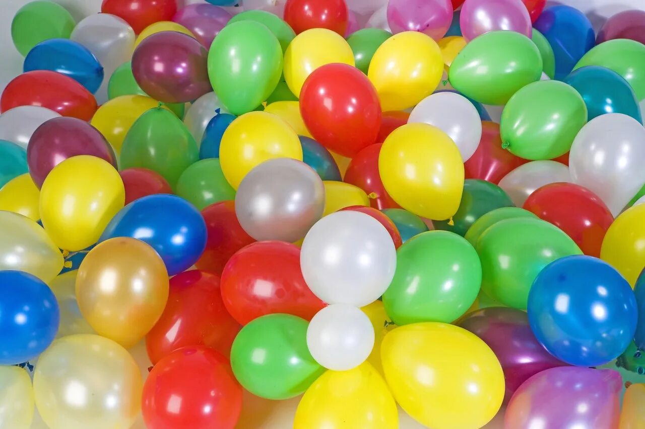 Сколько стоит воздушный шарик. Воздушный шарик. Яркие шары. Цветные шары. Разноцветные шарики воздушные.