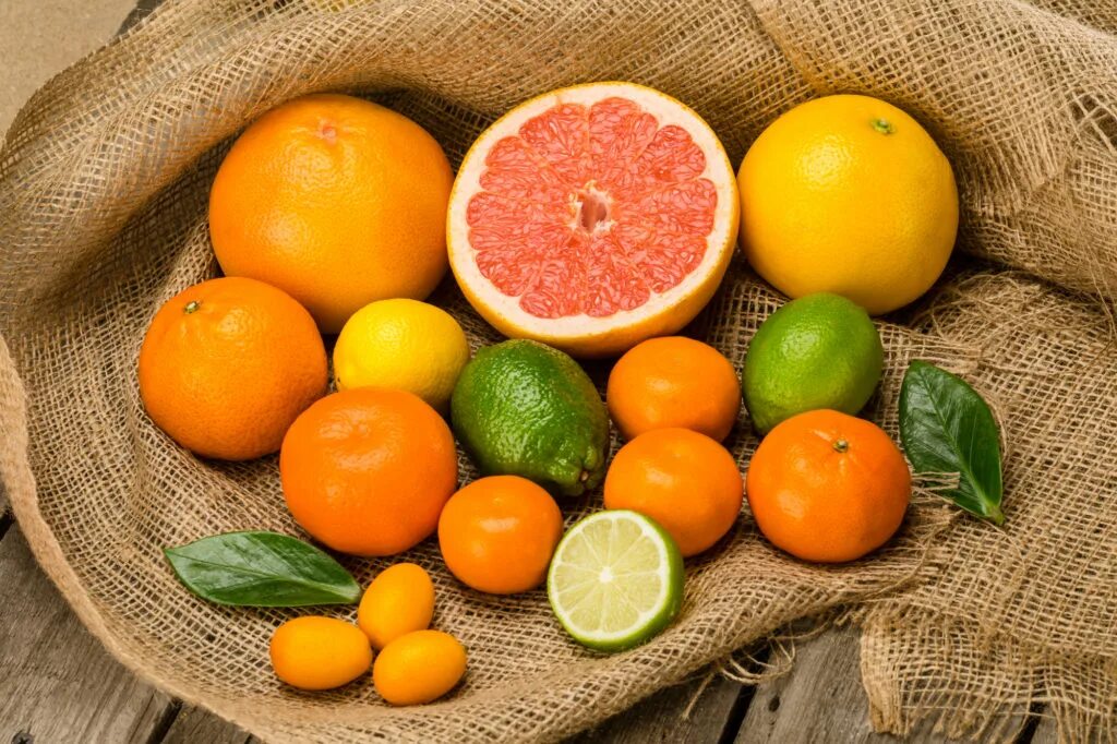 Цитрусовые фрукты. Разновидность цитрусовых фруктов. Тропические Цитрусы. Апельсин мандарин грейпфрут.