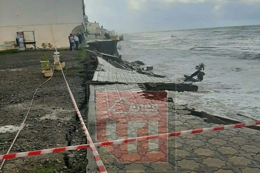 Сочи шторм сегодня новости последнего часа. Шторм в лоо 2021. разрушенная набережная в лоо. лоо смыло набережную. в сочи шторм разрушил набережную в лоо.