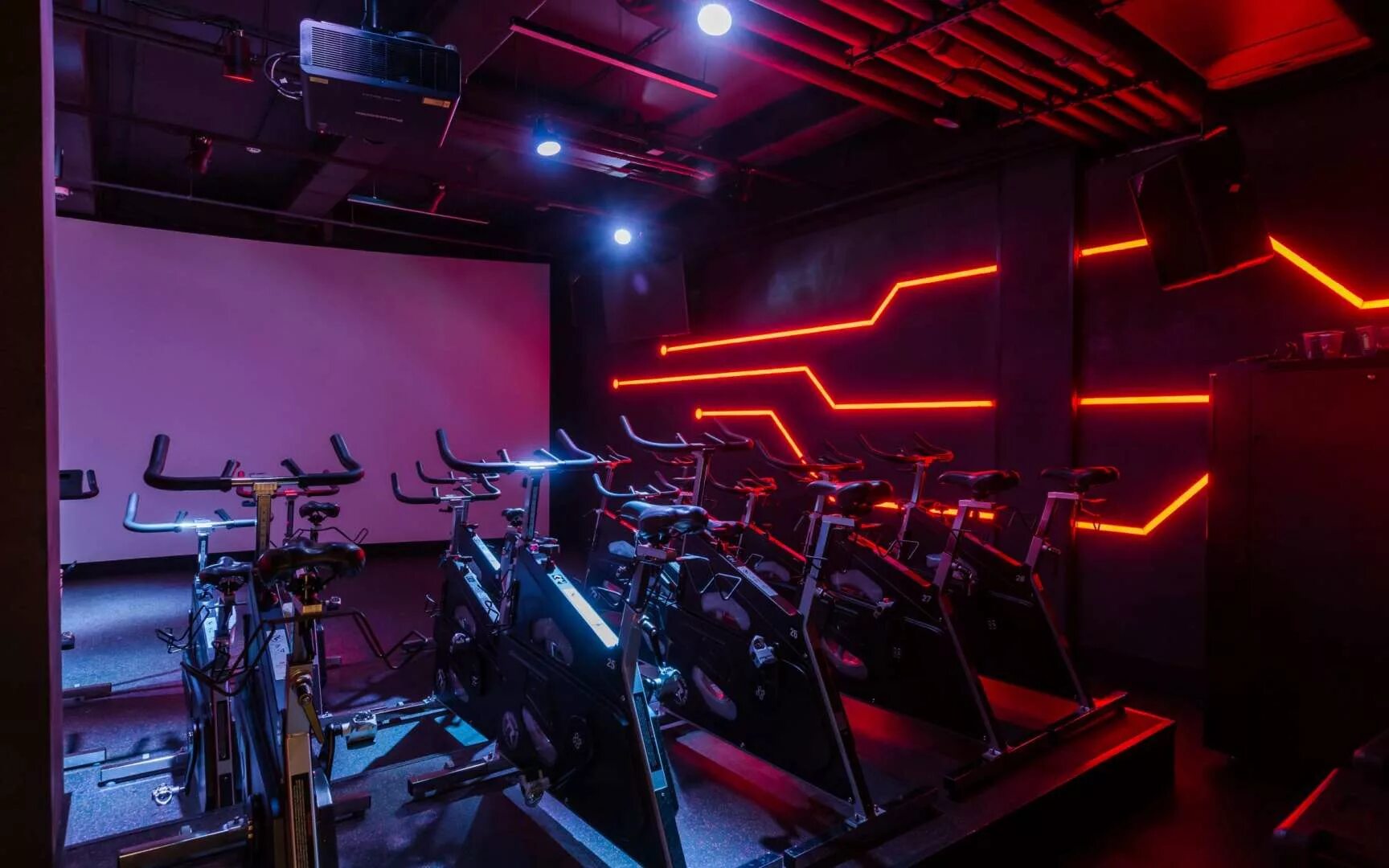 Sport club 5. Сайкл (Cycle) зал. Сайклинг студия. Сайкл зал Москва. Сайкл студии студии.