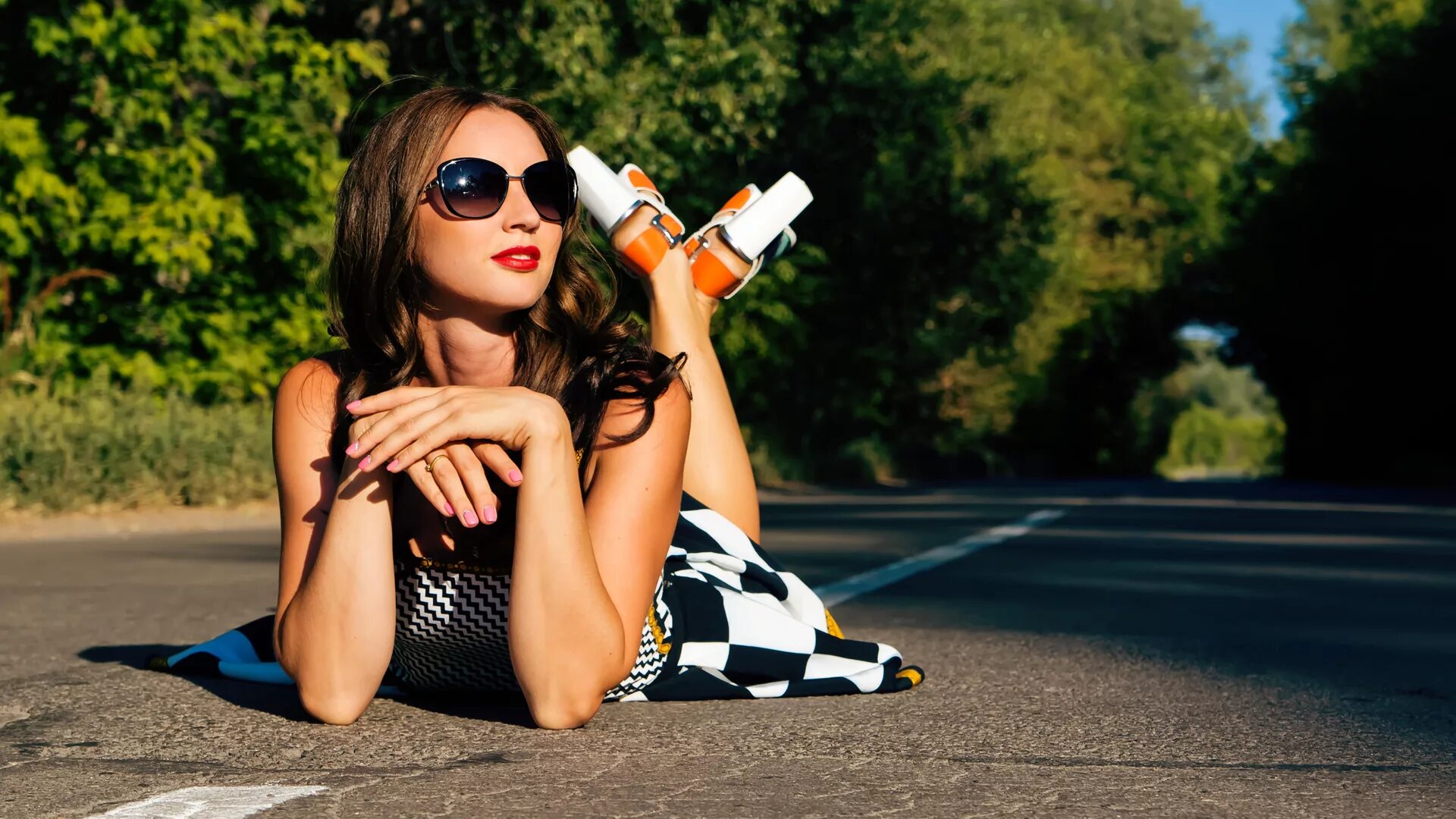 Девушка голосует на трассе. Девушка налево. Девушка идет по дороге. Девушка со спины. Девушка на дороге.