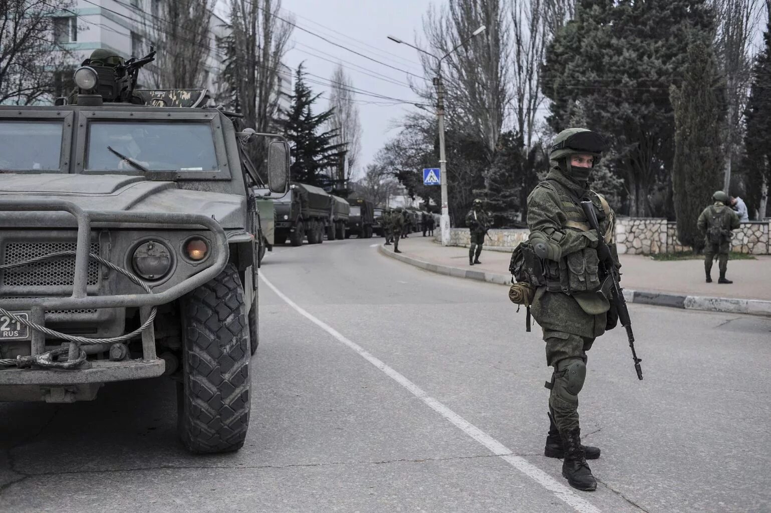 Солдаты в крыму 2014. Зеленые человечки в крыму 2014 симферополь. Crimean peoples republic. Российские войска в крыму. Русские войска в крыму.
