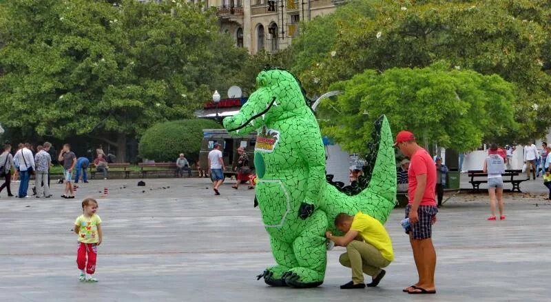 Приходить громадный. Зеленый крокодил. По городу ходила большая крокодила. По улице ходила большая. Большая крокодила по улице.