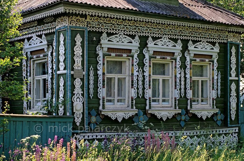 Красивый резной дом