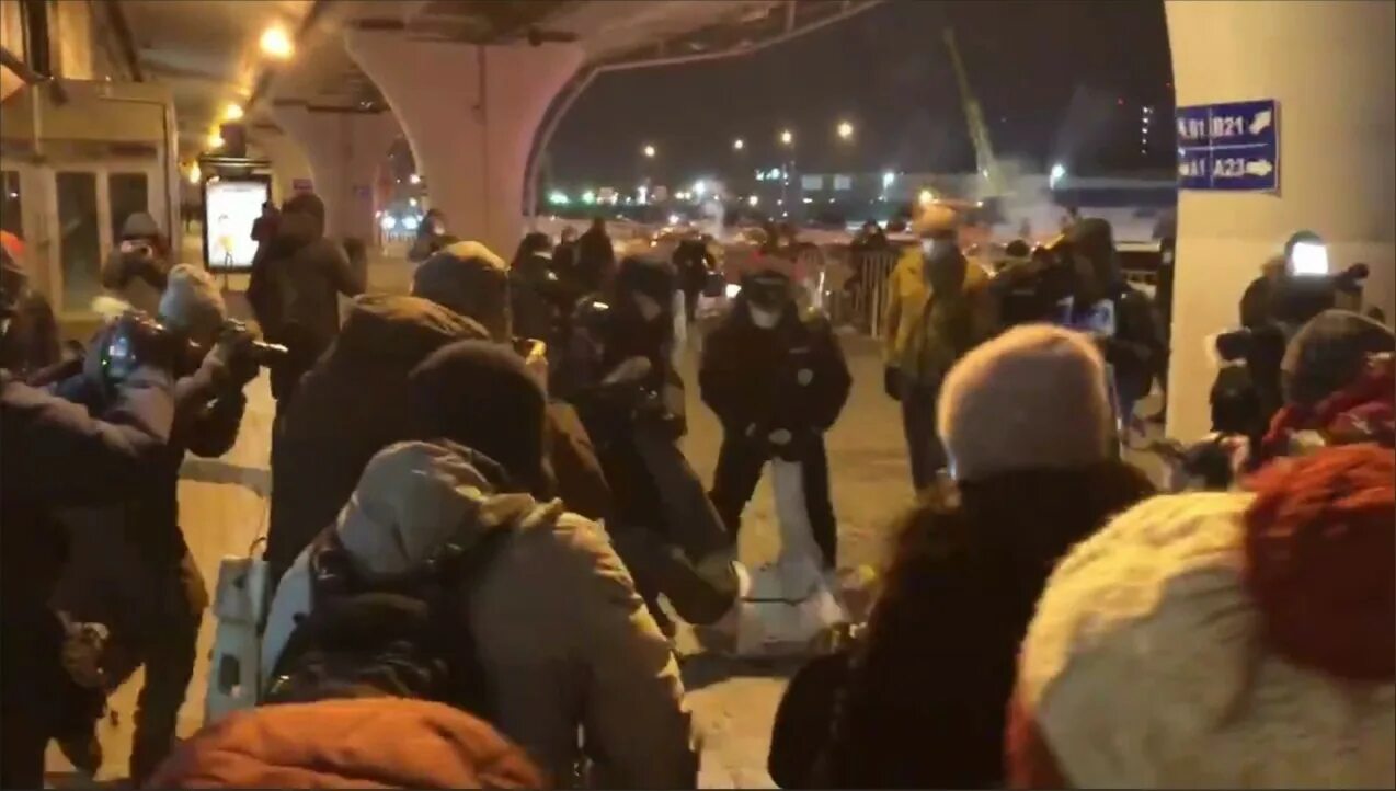 Прощание во внуково. Задержание Навального в аэропорту. Очередь к могиле Навального а возле очереди проезжает полиция.