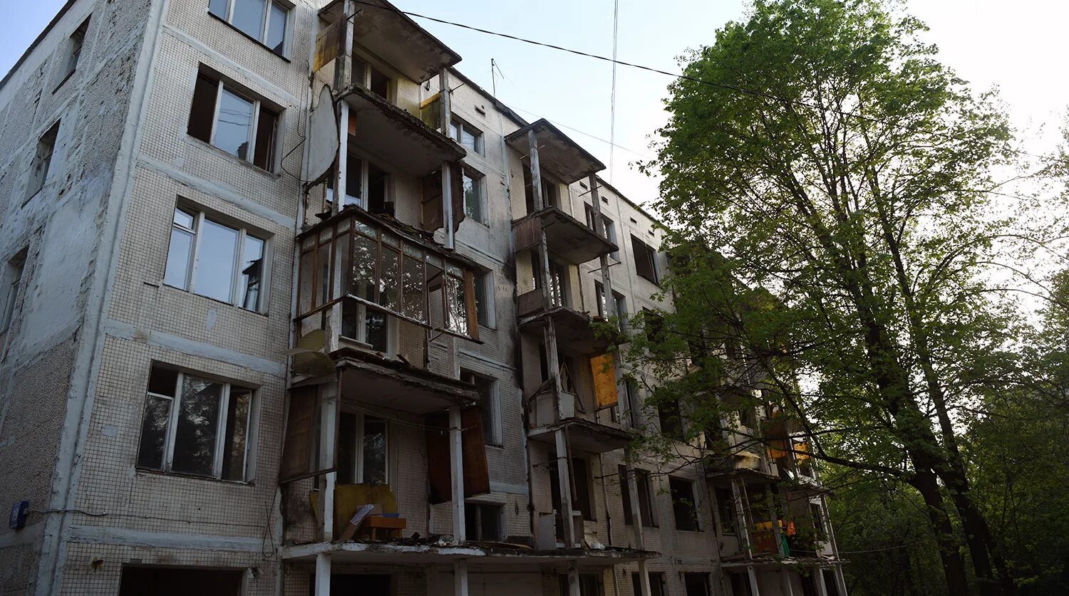 Расселение муниципального жилья. Ветхое жилье в Москве. Аварийное здание. Аварийные хрущевки. Старая пятиэтажка.