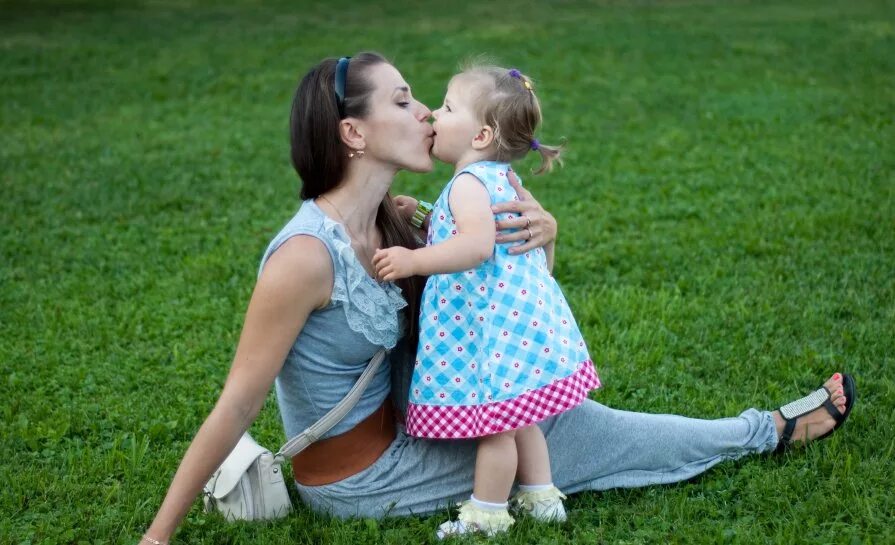 Мама и дочка. Мама с дочкой поцелуй. Мать целует дочь. Фотосессия мамы и Дочки поцелуй.