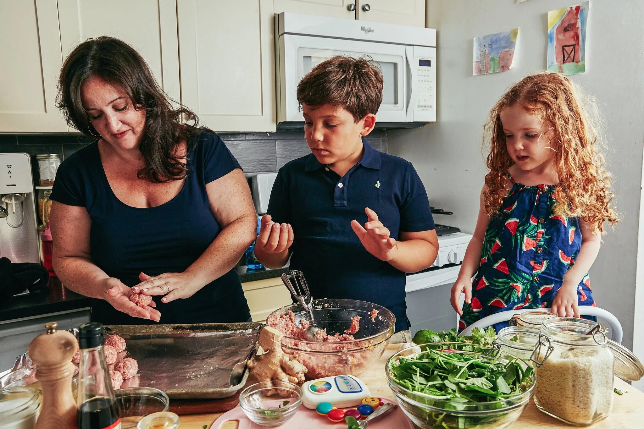 You me to cook the dinner. Family Cook a dinner. The mother is Cooking dinner АРЕИЧ. Cooking Family meals. Family Cooking Pilau.