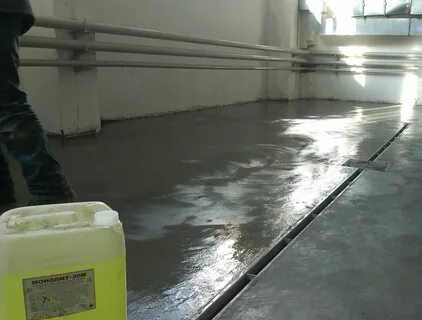 Пылит бетонный пол в гараже