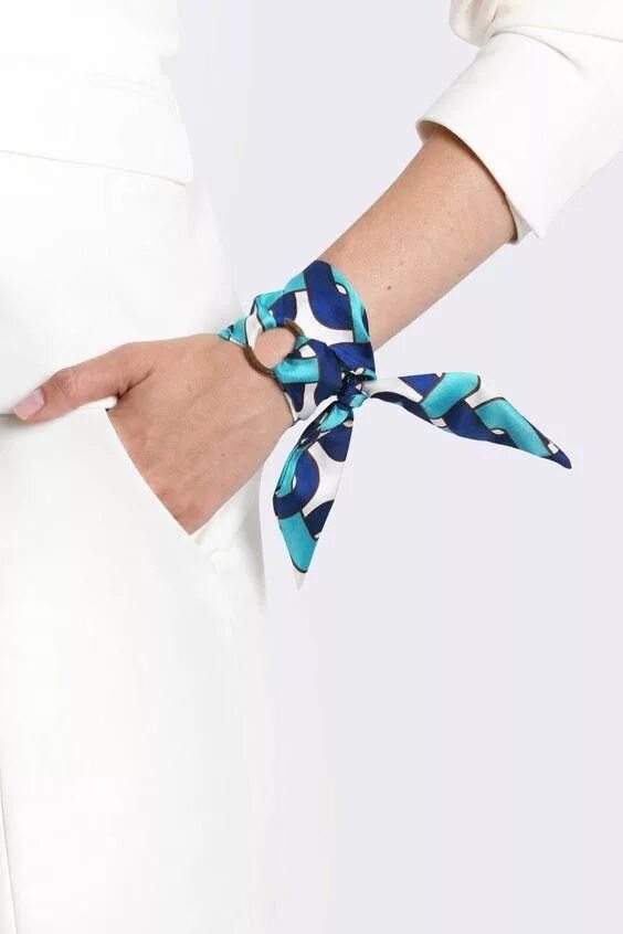 Платок в руке. Бандана на руке. Платок на запястье. Как завязывать платок на руку. Ка завизать бандану наруку.