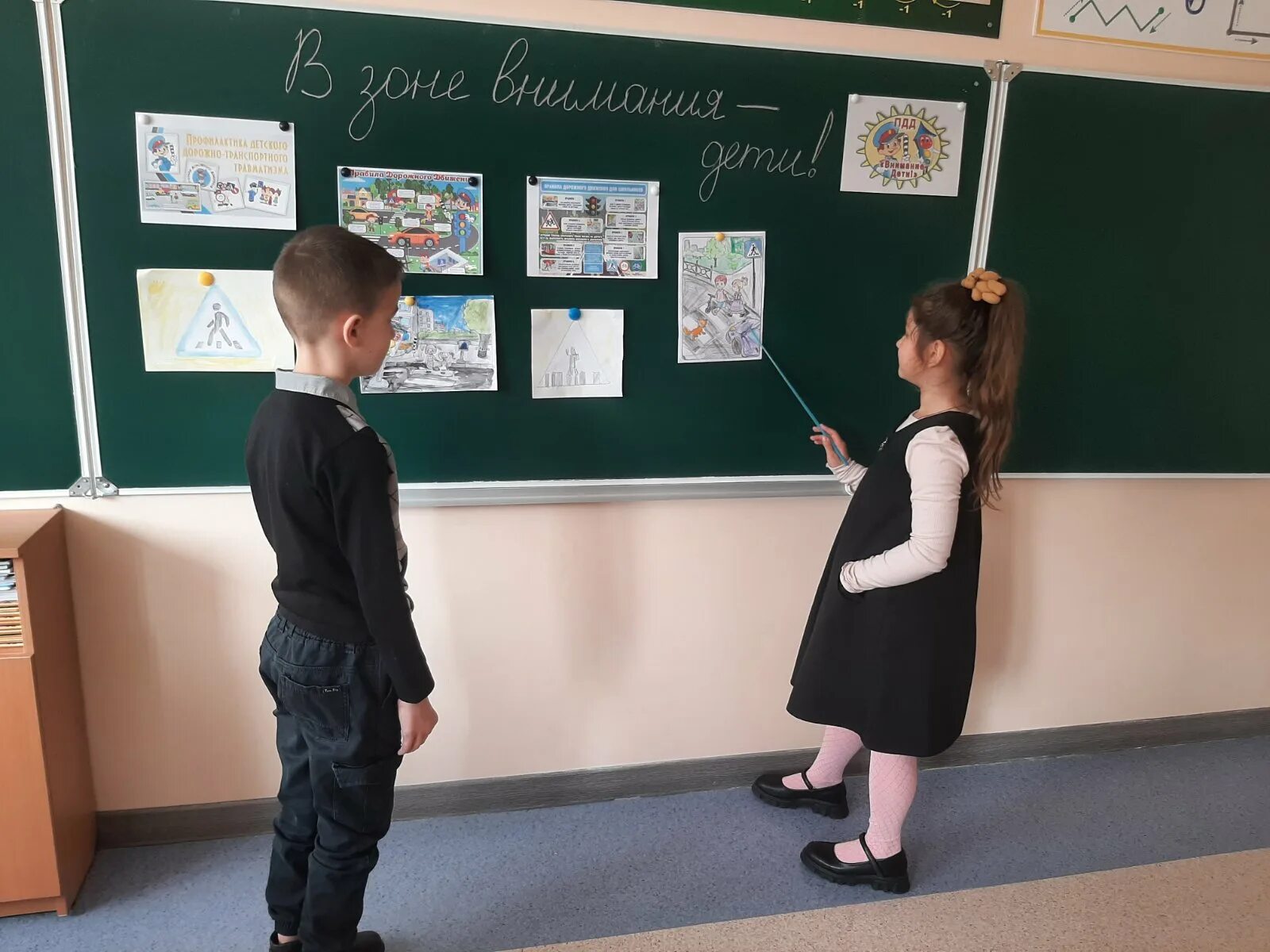 классные мероприятия 10 класс. урок в старших классах. школьники подростки. ученики старших классов в школе. школьный урок в старших классах.