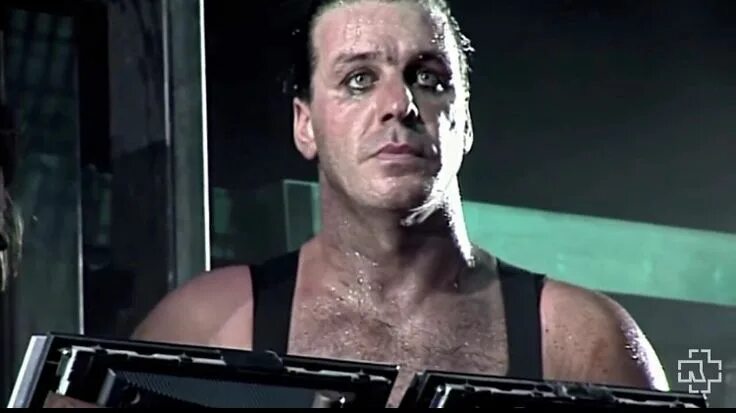 Rammstein тилль линдеманн. Тиль солист рамштайн. Картинка the end на черном фоне. Тиль зе энд. Тиль зе энд.