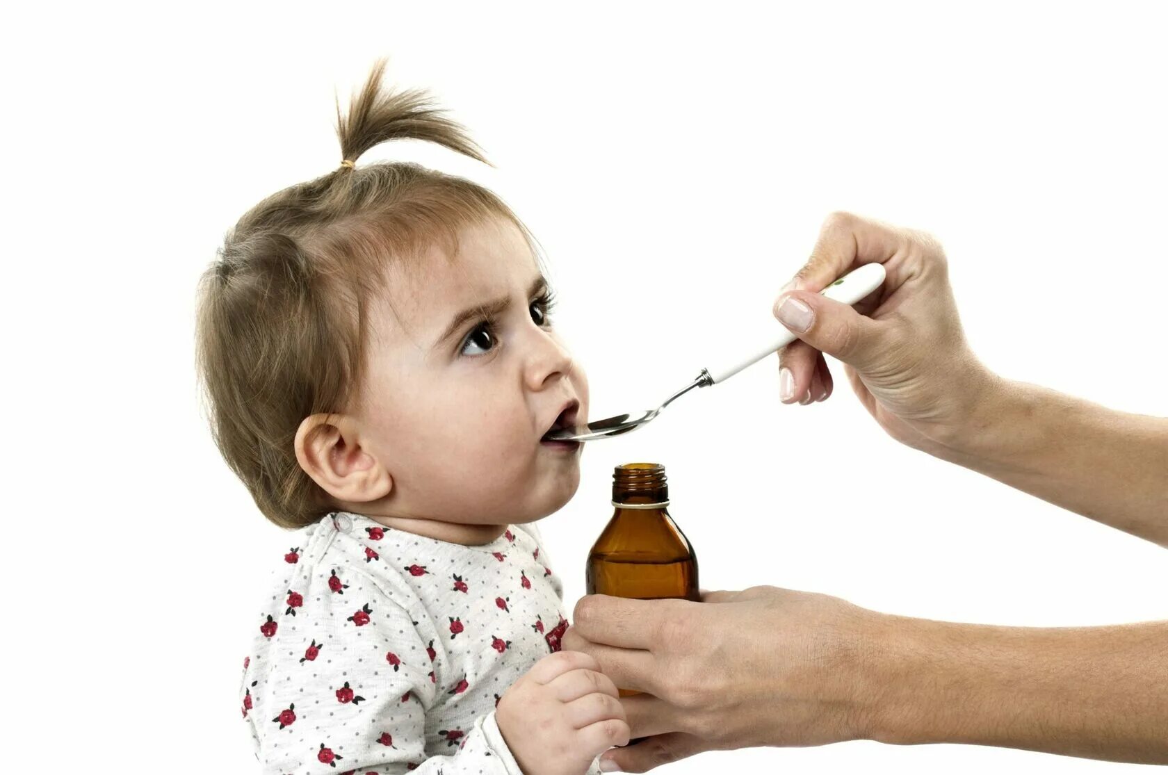 Детей средства. Ребенок пьет лекарство. Ребенок пьет таблетки. Лекарства для малышей. Ребенок пьет сироп.