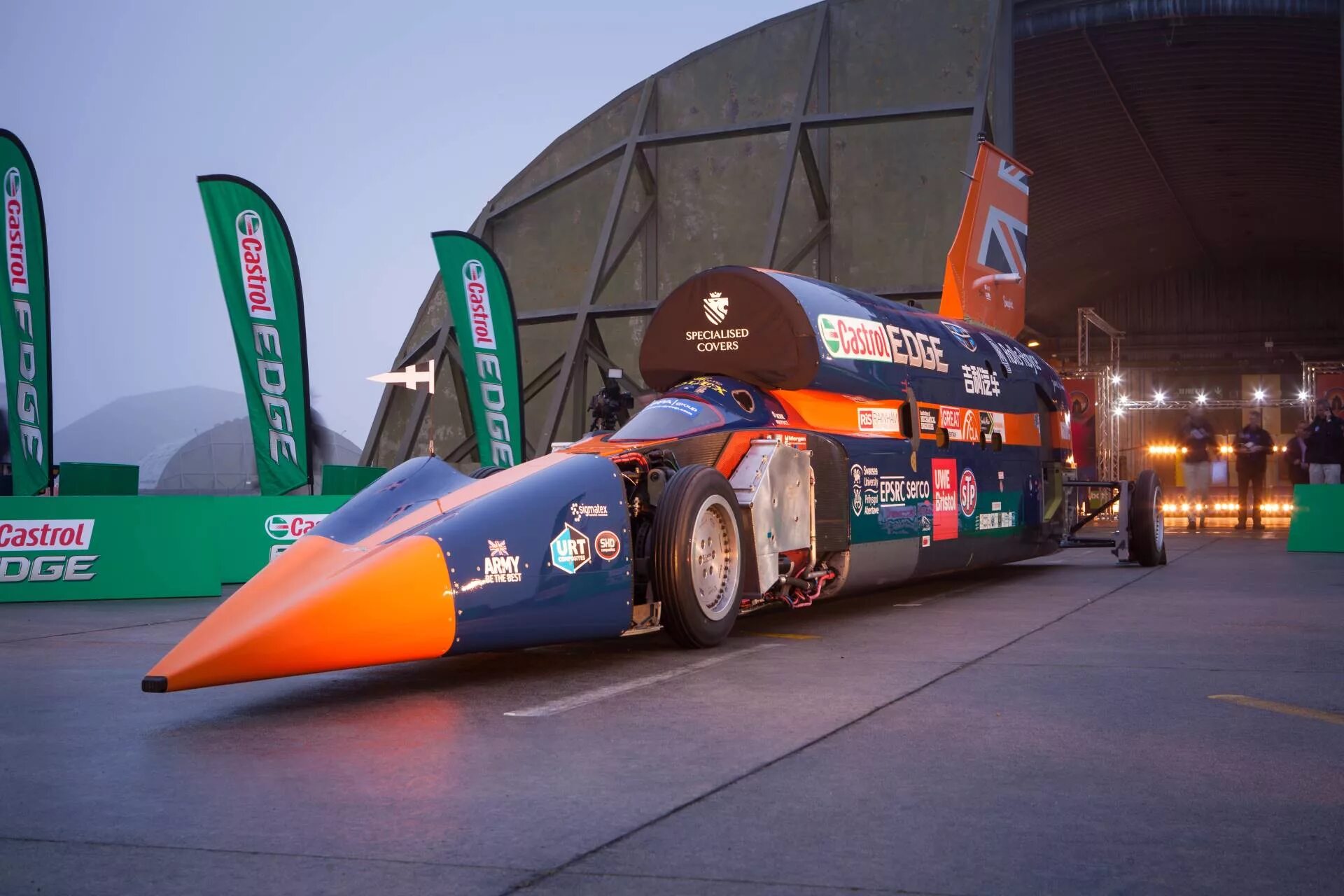 Энди грин на thrust ssc. Машина bloodhound ssc. Thrust ssc 1228. Энди грин гонщик. Самая большая скорость на машине.