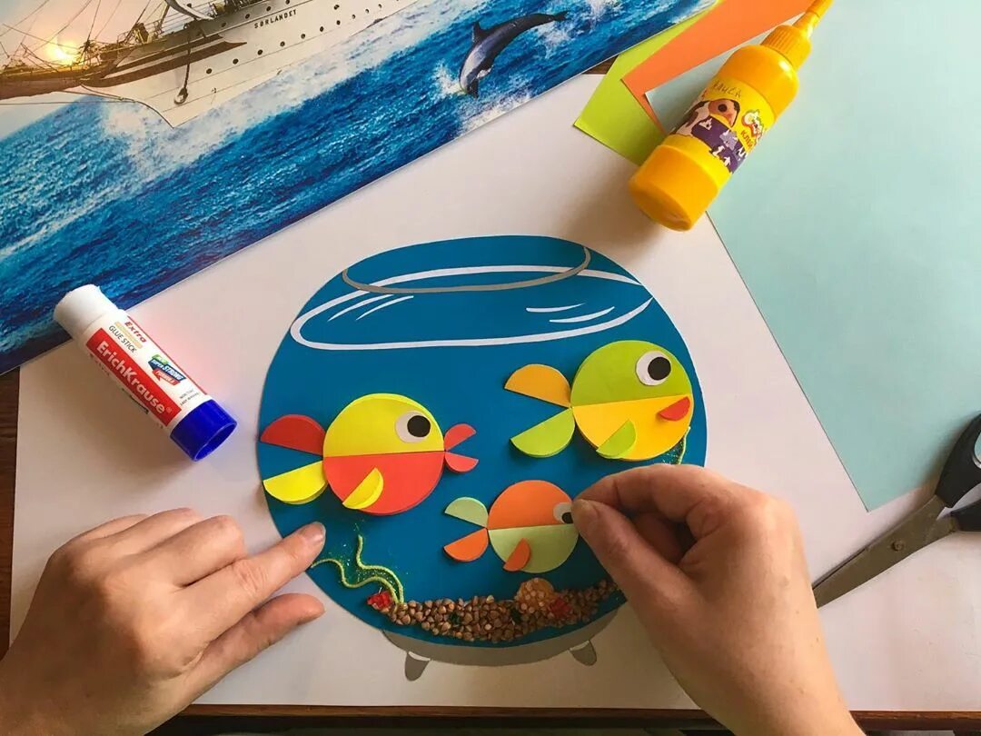 поделка аквариум с рыбками. детская поделка аквариум с рыбками. аппликация «рыбки в аквариуме» комарова с. поделка аквариум с рыбками. аквариум с рыбками из бумаги.