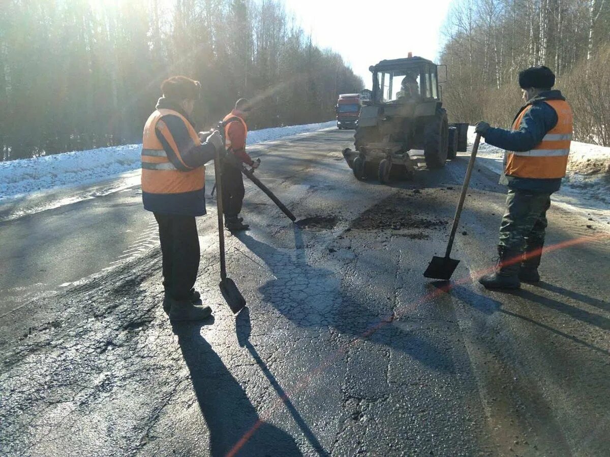 Ямочный ремонт дорог. Дорога на работу. Ремонтные работы. Уплотнение ямочного ремонта.