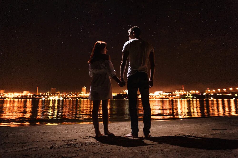 Фотосессия пары на крыше. Парочка на фоне моста. Влюбленные на мосту. Мужчина дарит цветы женщине. Парень дарит девушке цветы.