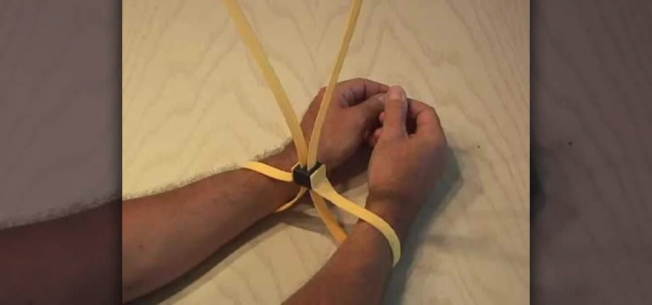 Девушки завязали руки и ноги. Связывание рук. Веревка для связывания. Стяжки для связывания рук. Как завязать руки веревкой.