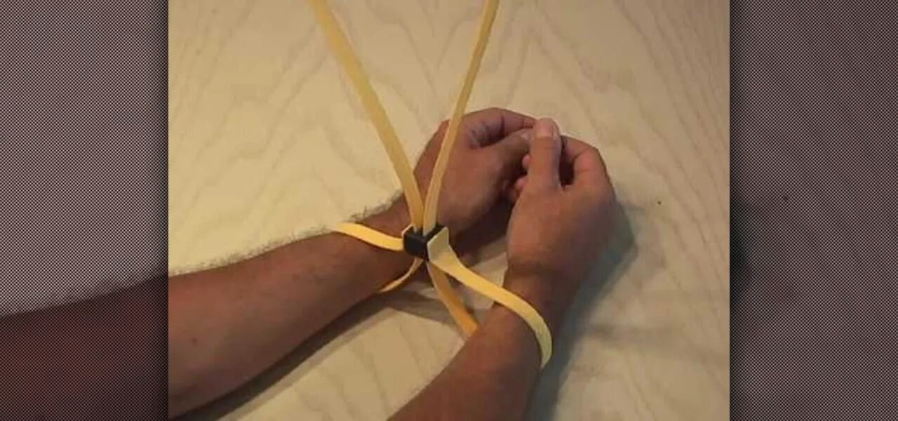 Туго связать руки. Пластиковые стяжки связать руки. стяжки для связывания рук. связывание ремнем. завязывание рук.