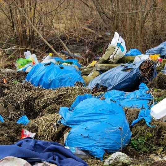 Отход видео. Загрязнение почвы отходами. Загрязнение почвы мусором. Мусор в окружающей среде. Промышленные отходы.