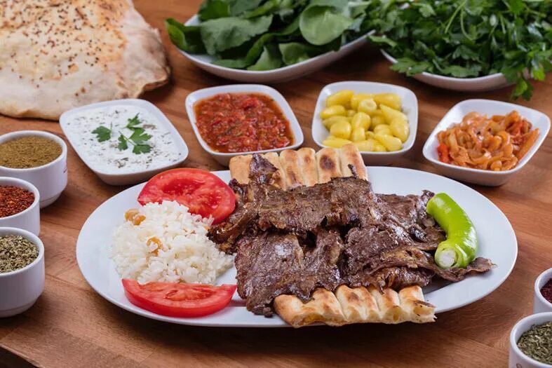 Пилов усти донар блюдо. Плов усту дёнер. Пилав усту донер. Турецкий донер с рисом. Донер пилав искандер.