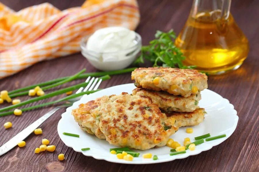 Фарш с кукурузой. Яичные котлеты с кукурузой. Рубленые куриные котлетки из филе. Рубленые котлетки с кукурузой. Котлеты из грудки с кукурузой.