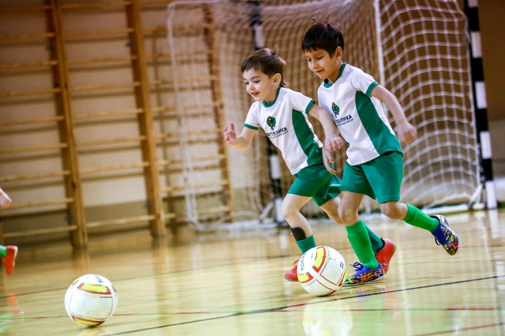 Football school. Спортивные секции для детей. Футбольная секция для детей. Детская спортивная секция. Футболика спортивная школа.