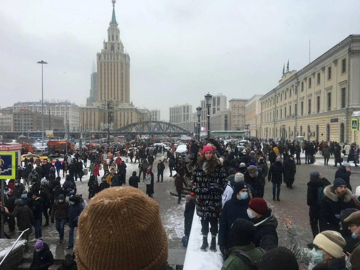 18 00 главное. Площадь 3 вокзалов сейчас. Площадь трех вокзалов сейчас. Три вокзала Москвы на одной площади. Площадь трех вокзалов 2021.