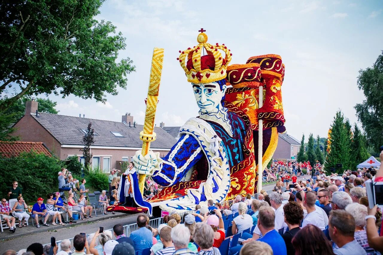 Необыкновенный праздник. Фестиваль цветов bloemencorso в голландии. фестиваль блюменкорсо. нидерланды фестиваль блюменкорсо 2025 в зюндерте, георгины. необычные праздники.