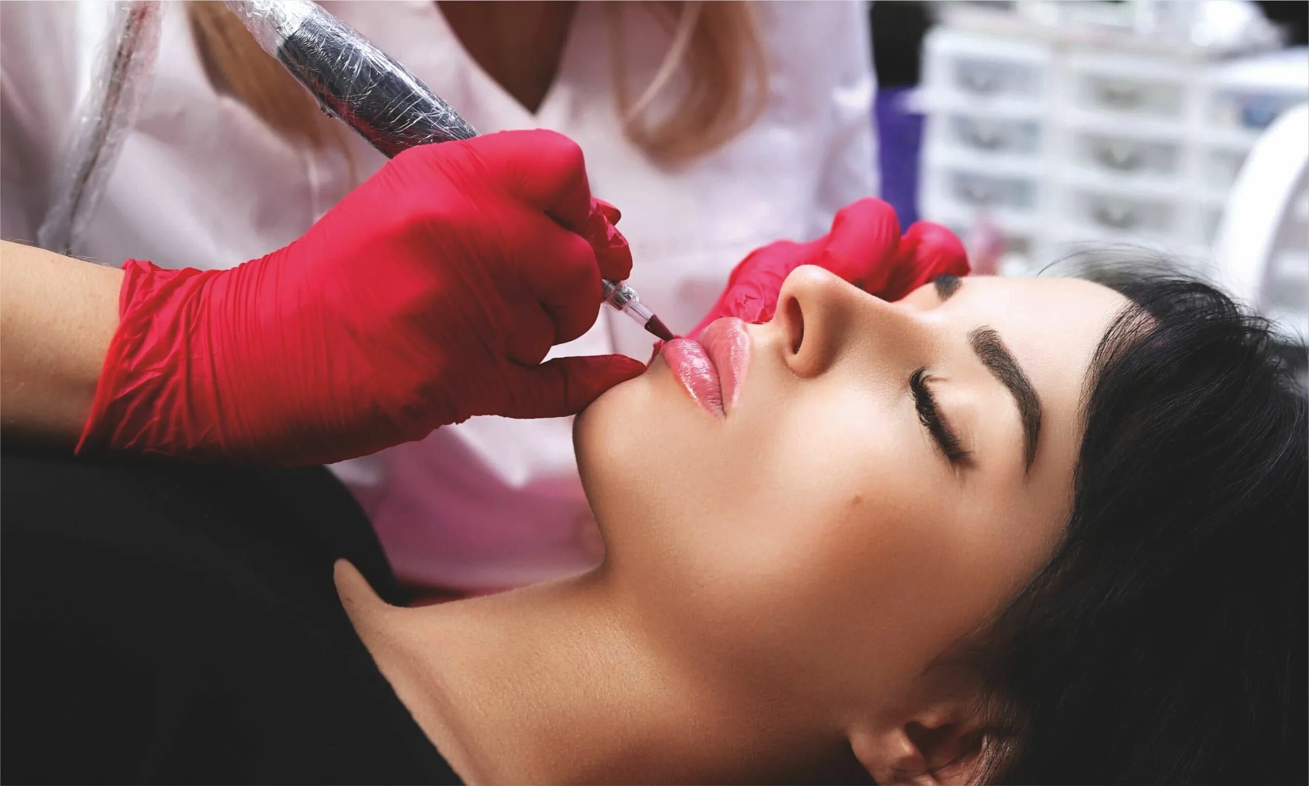 Перманентный макияж. Перментальный татуаж губ. Перманентный макияж губ реклама. Перманентный макияж бровей и губ. Модель на перманент губ.