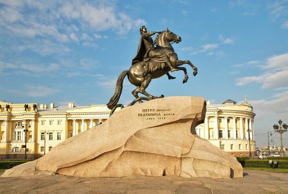 Xi какие памятники были. Медный всадник в Санкт-Петербурге. Памятник Петру i медный всадник в Санкт-Петербурге. Памятник Петру медный всадник. Статуя Петра 1 в Санкт-Петербурге.