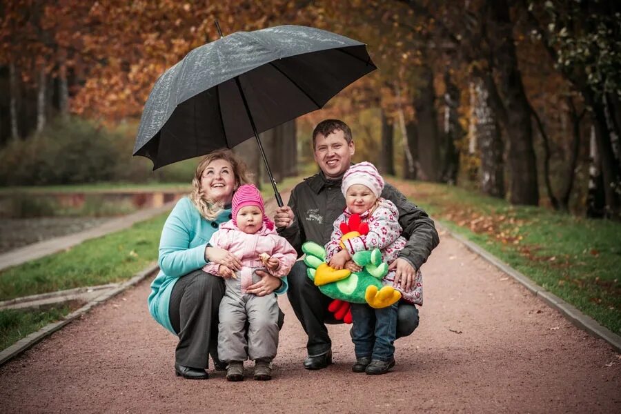 Открыли год семьи в городе. Семья под зонтом. Семейная фотосессия в парке. Семья в парке. Осенняя фотосессия семейная.