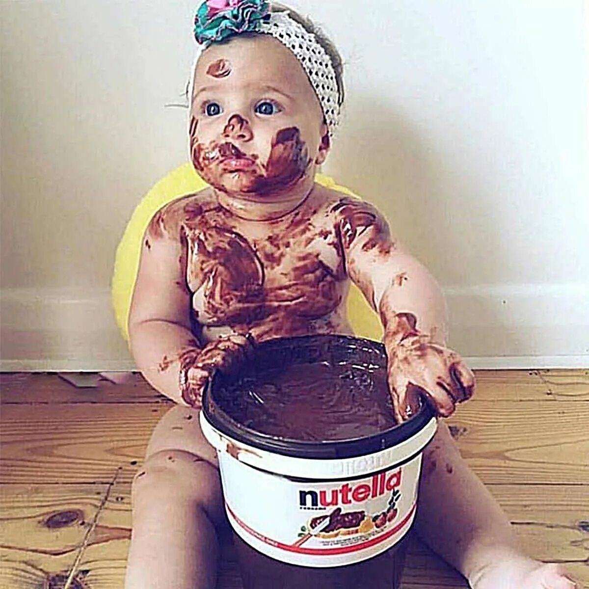 Маленький сладкоежка. Малыш измазанный в шоколаде. Ребенок испачканный шоколадом. Ребенок измазанный шоколадом.