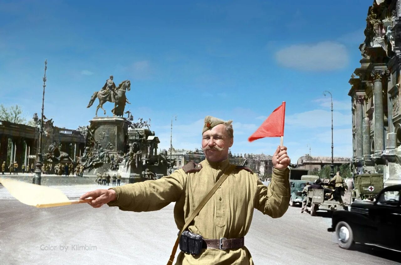 Фото победы великой отечественной 1945. Победа в Великой Отечественной войне 1941-1945. Советские регулировщики Берлин 1945. 1945 Победа в Великой Отечественной Берлин. Советские солдаты в Берлине 1945.