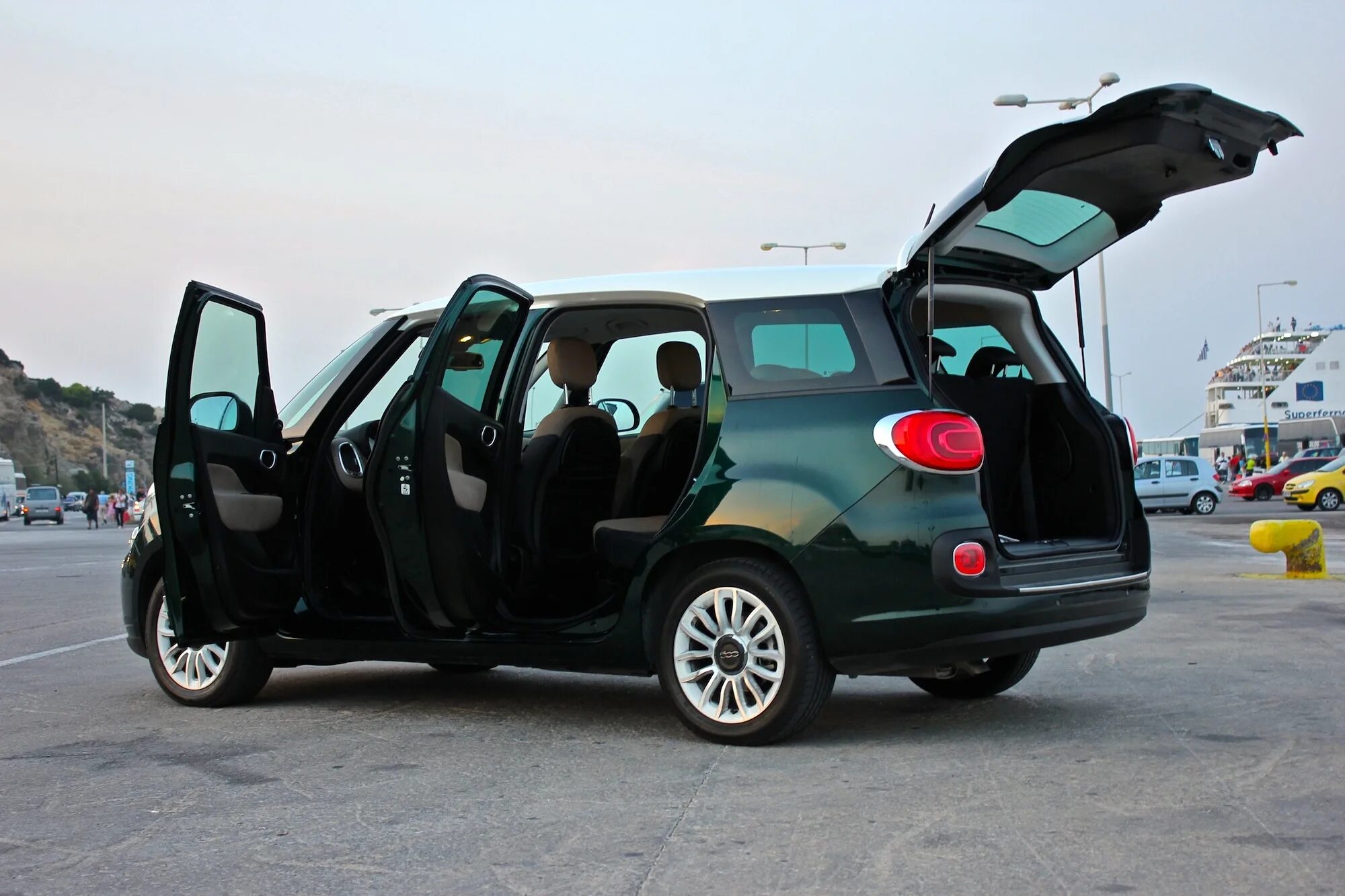 Living l. Fiat 500 Living. Фиат 500 7 мест. Фиат 500л 7 мест. Fiat 500 XL Living багажник.