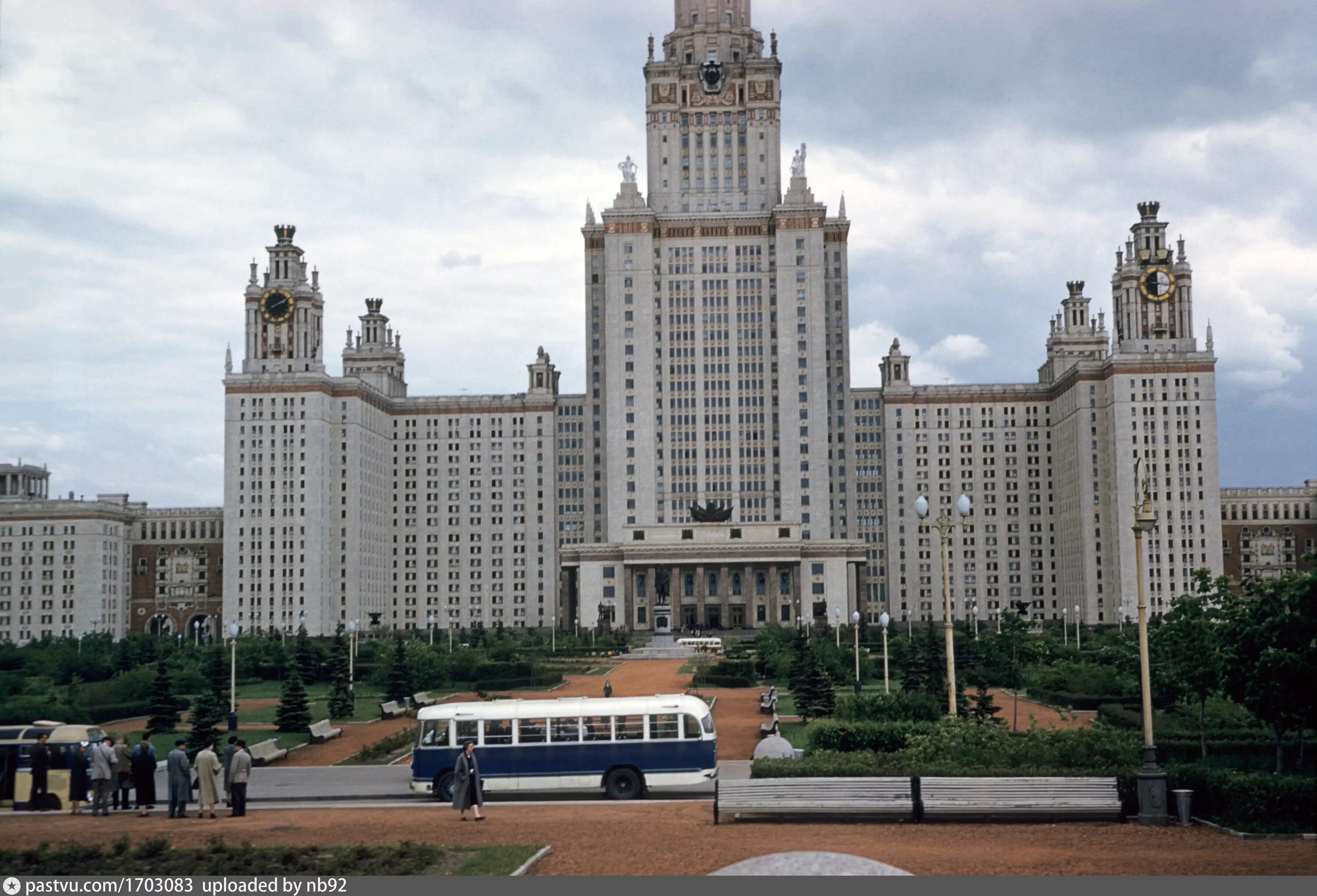 Мгу после 11. Сталинские высотки МГУ. Москва 1950 МГУ. Москва МГУ 1953. Сталинские высотки МГУ 1950.