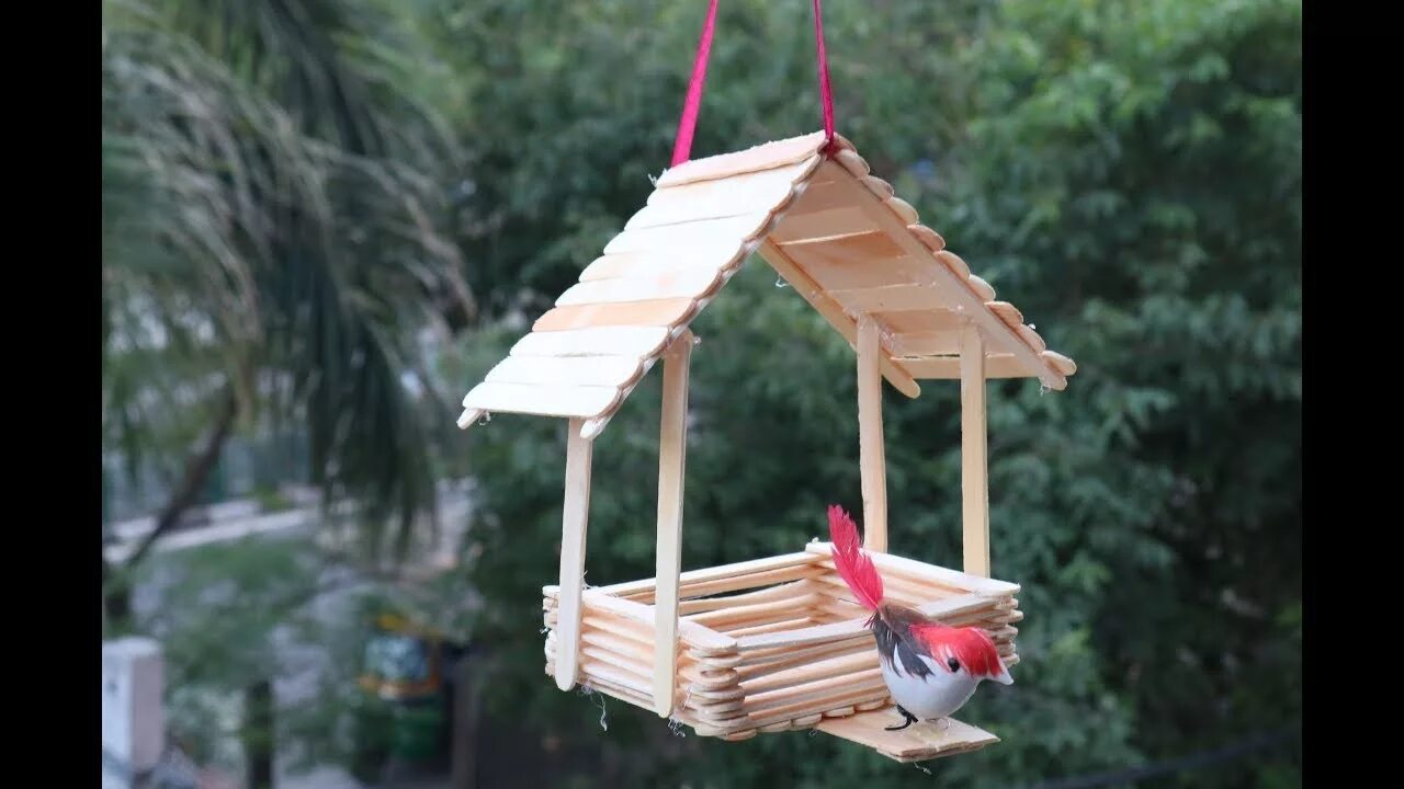 скворечник с кормушкой. кормушка из палочек мороженого для птиц. кормушка из деревянных палочек. домик-кормушка из палочек для мороженого. кормушка из палочек мороженого для птиц.