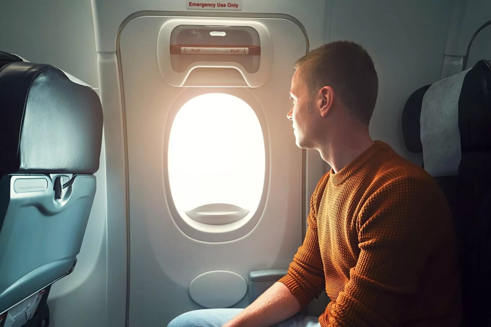 Кресло у иллюминатора. Есть ли окна в самолете. Иллюминаторы в боинге 737-800. Иллюминатор боинг 737. Окно самолета.