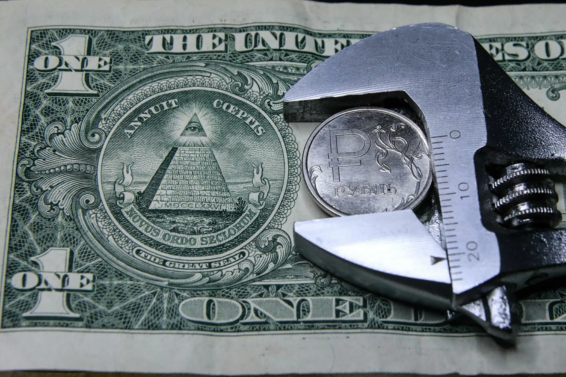 11 долларов в россии. Доллар мировая валюта. Валютные вклады. Долларовый треугольник. Новая валюта.