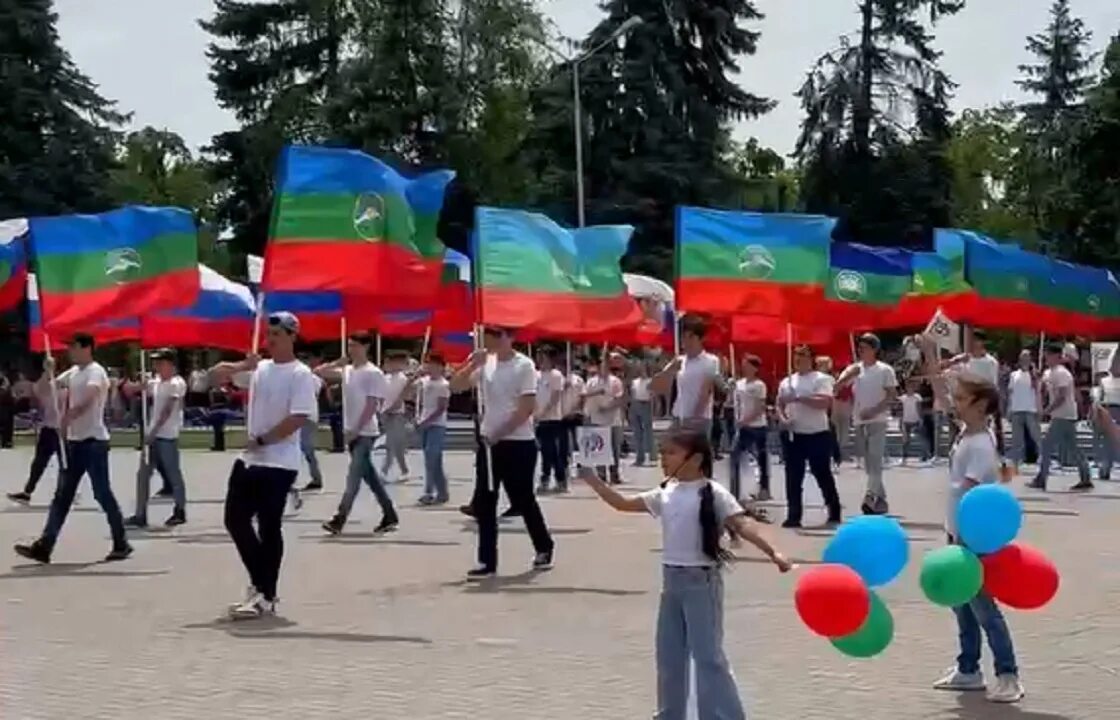 Россия Черкесск. Флешмоб Черкесск 12 июня. День города Черкесск 2022. Школьник Черкесск.