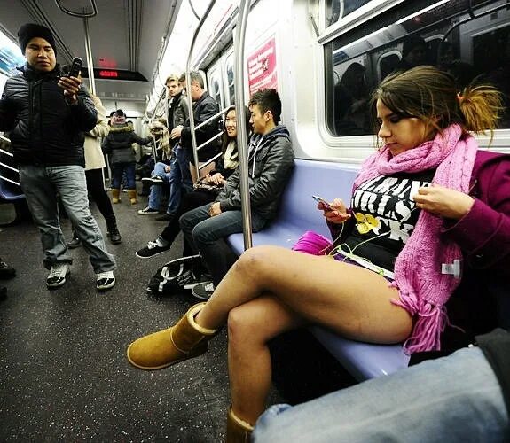 Лапает девушек в метро. Девушки в метро. Пристают в метро. Лапаем девушек в метро. Женщины в общественном транспорте.