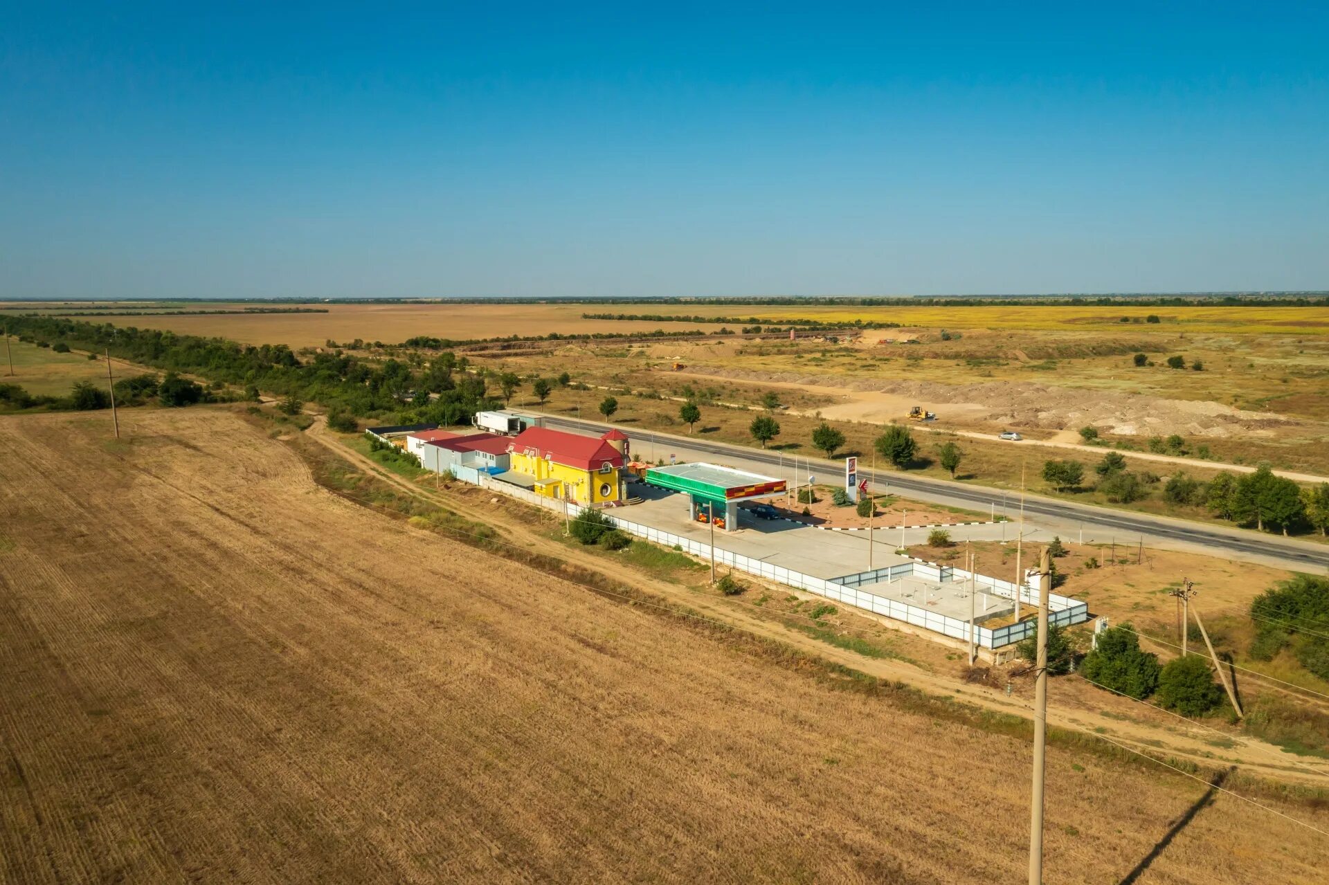 Пгт Октябрьское Красногвардейский район Крым. Отель пгт Октябрьское Красногвардейский район Крым. Пгт Октябрьское Крым вид сверху.