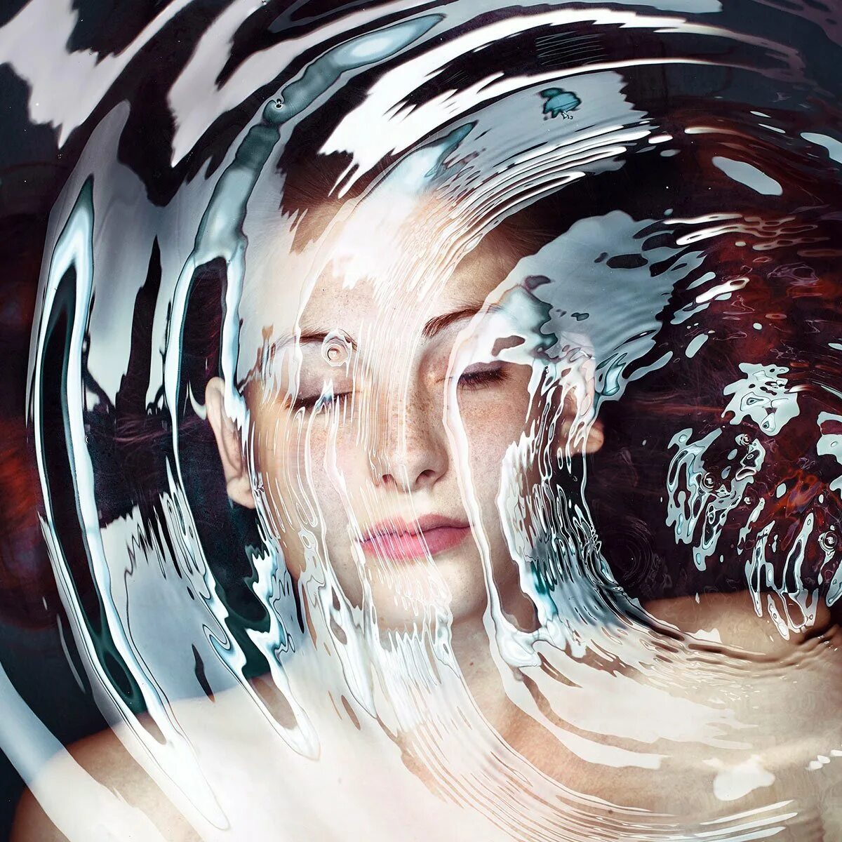 Портрет с отражением. Отражение лица в воде. Портрет в воде. Лицо девушки в воде.