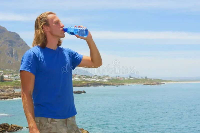 Мужчина пьет воду из бутылки. Парни на горе с бутылками воды. Человек пьющий воду в полный рост. Мужчина в полный рост пьет воду. Молодой попито