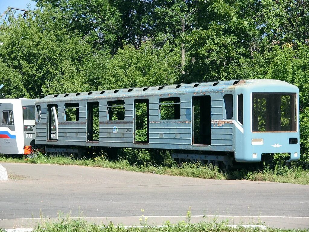 Вагон метро в поле. Вагон 81-717. метровагон 81-715. вагон 81-717 (ммз). депо новогиреево 81-717.
