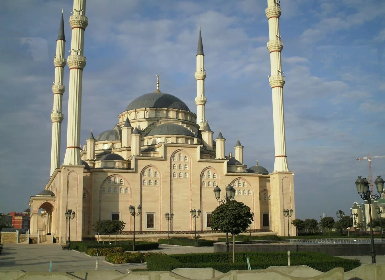 Самые крупные мечети. Город Грозный мечеть сердце Чечни. Соборная мечеть Грозный. Сердце Чечни достопримечательности Грозного. Россия мечеть сердце Чечни.