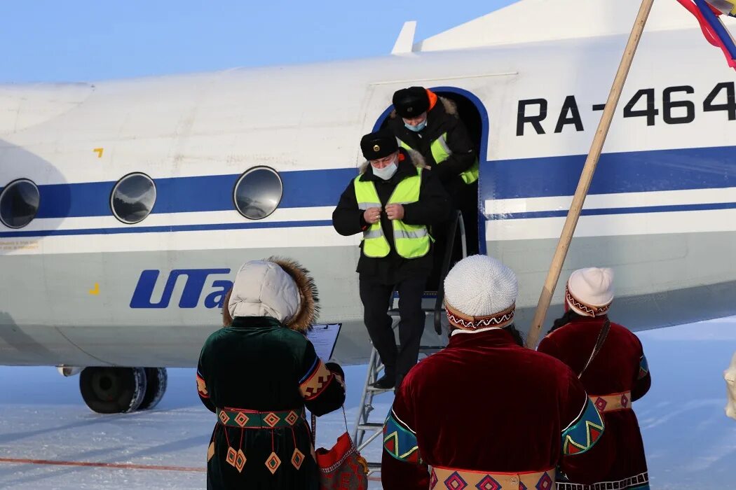 Губернатор янао. Поезд самолет новосибирска. Самолеты нижний новгород новосибирск. Расписание самолетов салехард-екатеринбург. Ямал новый уренгой аэропорт.