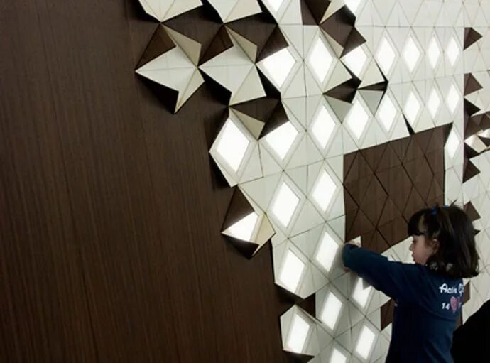 Form light. Полигональные фигуры на стену. Оригами в интерьере. Интерьер в стиле оригами. Объёмная инсталляция на стене.